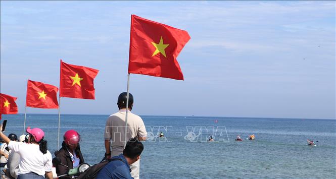 Người dân, du khách đến xem, cổ vũ cho các vận động viên. Ảnh: Đinh Hương - TTXVN