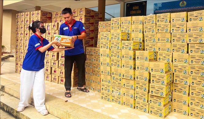 Vật phẩm được chuyển ra xe để đưa đến các điểm thi. Ảnh: Ánh Tuyết - TTXVN