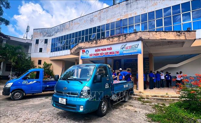 Tiếp nhận vật phẩm để chuyển đến các điểm thi. Ảnh: Ánh Tuyết - TTXVN