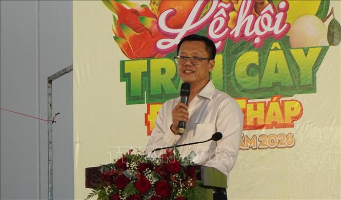 Phó Giáo sư, Tiến sĩ Phan Đình Khôi (Đại học Cần Thơ) chia sẻ một số vấn đề về công nghệ sau thu hoạch nhằm nâng cao giá trị trái cây Đồng Tháp. Ảnh: Nhựt An - TTXVN