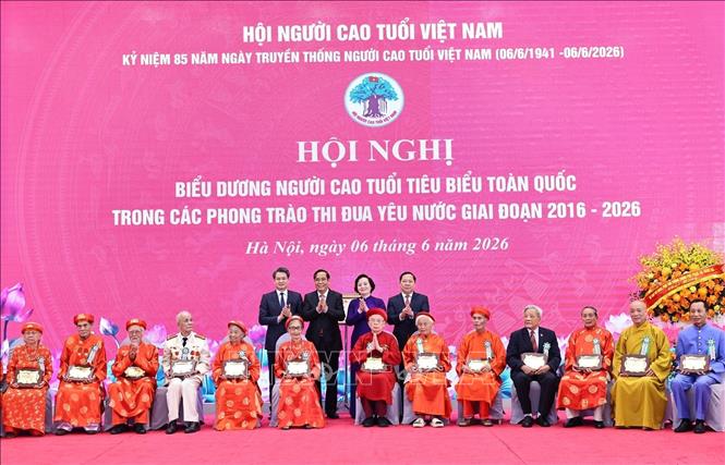 Đồng chí Phạm Thị Thanh Trà, Bí thư Trung ương Đảng, Phó Thủ tướng Chính phủ, Chủ tịch Ủy ban Quốc gia về Người cao tuổi Việt Nam và đồng chí Nguyễn Thanh Bình, nguyên Uỷ viên Trung ương Đảng, Phó Chủ tịch UBQG về Người cao tuổi Việt Nam, Chủ tịch Hội Người cao tuổi Việt Nam trao Kỷ niệm chương cho các đại biểu tiêu biểu. Ảnh: Minh Đức - TTXVN