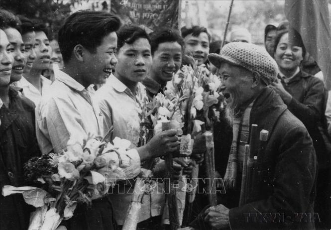 Các cụ phụ lão huyện Văn Giang (Hưng Yên) tặng gậy Trường Sơn, chúc các chàng trai lên đường ra tiền tuyến, hưởng ứng phong trào Thanh niên “Ba sẵn sàng” (tháng 8/1964), sau khi Mỹ mở rộng đánh phá bằng không quân ra miền Bắc trong kháng chiến chống Mỹ, cứu nước. Ảnh: Tư liệu TTXVN