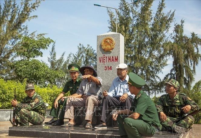 Chi hội Người cao tuổi ấp Xà Xía, xã Mỹ Đức, thị xã Hà Tiên trao đổi, chia sẻ với cán bộ, chiến sĩ Đồn biên phòng cửa khẩu quốc tế Hà Tiên trong việc giữ vững chủ quyền lãnh thổ biên giới, vùng biển quốc gia, tháng 9/2018. Ảnh : Hồng Đạt – TTXVN