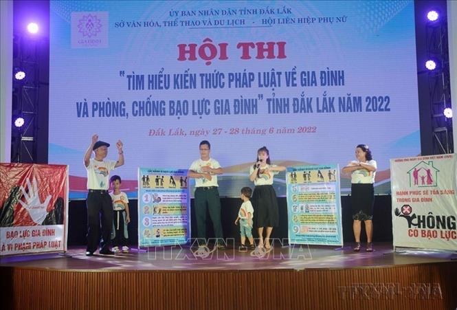 Phần thi giới thiệu của gia đình ba thế hệ ông Võ Văn Phương (đơn vị huyện Krông Bông) tại Hội thi “Tìm hiểu kiến thức pháp luật về gia đình và phòng chống bạo lực gia đình” tỉnh Đắk Lắk năm 2022. Ảnh: Hoài Thu – TTXVN