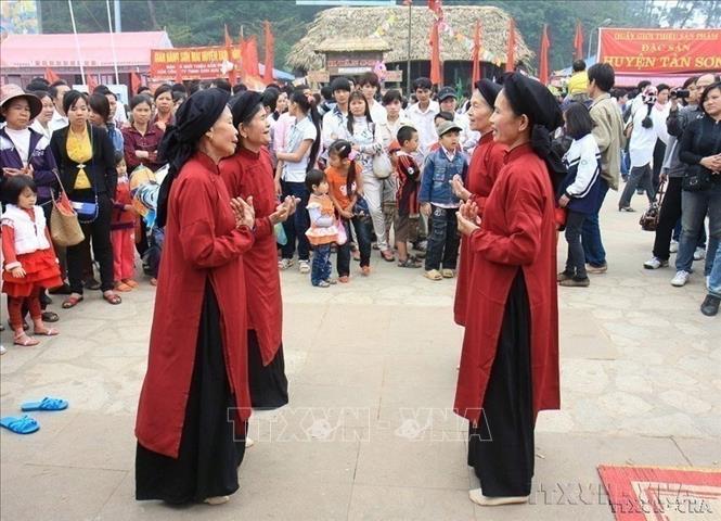 Điệu múa hát Xoan truyền thống do các nghệ nhân cao tuổi tỉnh Phú Thọ trình diễn, tháng 4/2022. Ảnh: Thanh Tùng - TTXVN