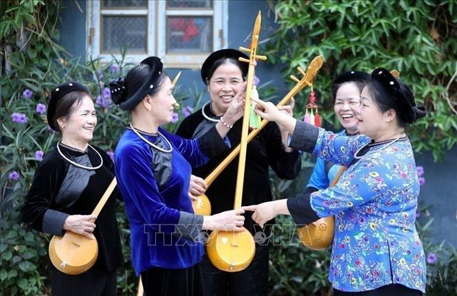 Thành viên cao tuổi Câu lạc bộ văn hóa dân gian về hát then – đàn tính thôn Thâm Mè, thị trấn Na Sầm (huyện Văn Lãng, tỉnh Lạng Sơn), sinh hoạt và tập luyện hàng ngày sau những giờ lao động, sản xuất. Ảnh: Anh Tuấn – TTXVN