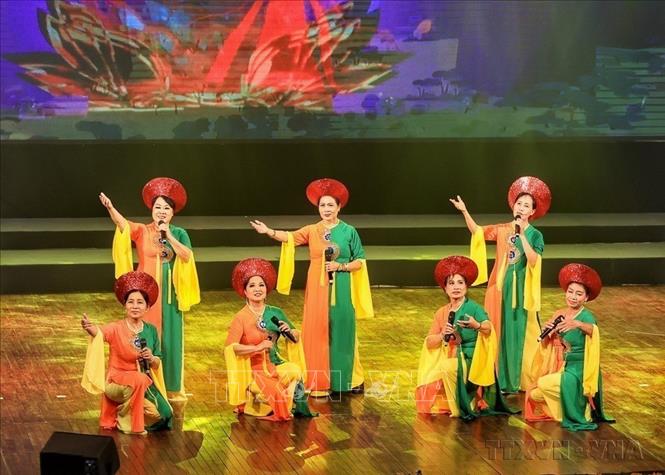 Tiết mục dự thi tại Liên hoan tiếng hát Người cao tuổi năm 2023 do Trung ương Hội Người cao tuổi Việt Nam phối hợp với Bộ Văn hoá, Thể thao và Du lịch tổ chức (26/10/2023). Ảnh: Tuấn Đức - TTXVN