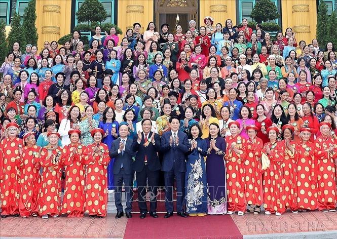 Chủ tịch nước Lương Cường gặp mặt thân mật đoàn đại biểu phụ nữ cao tuổi tiêu biểu đại diện cho hơn 9 triệu phụ nữ cao tuổi toàn quốc trong phong trào xây dựng gia đình văn hoá, ấm no, hạnh phúc do Trung ương Hội Người cao tuổi Việt Nam và Trung ương Hội Liên hiệp phụ nữ Việt Nam phối hợp tổ chức lựa chọn, tôn vinh (6/12/2025). Ảnh: Lâm Khánh - TTXVN