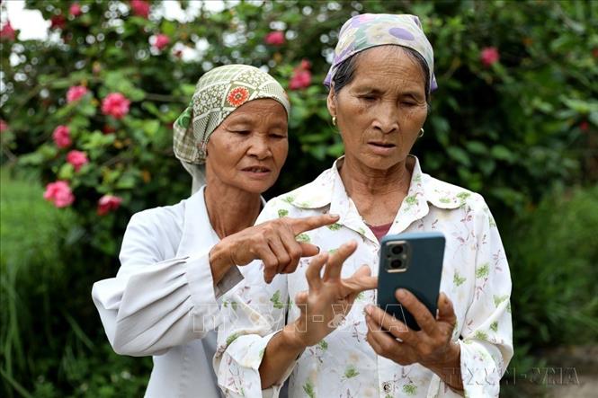 Người cao tuổi xã Tiến Đức (Hưng Hà, Thái Bình) tra cứu thông tin trên ứng dụng Zalo miniapp “Công dân số tỉnh Thái Bình”. Tỉnh Thái Bình nỗ lực trang bị 