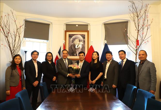 Đại sứ Đỗ Minh Hùng và các cán bộ Đại sứ quán Việt Nam tại Anh chụp ảnh lưu niệm với Ban chấp hành Hội Trí thức Việt Nam tại Anh và Ireland (VIS). Ảnh: Hữu Tiến - PV TTXVN tại Anh.