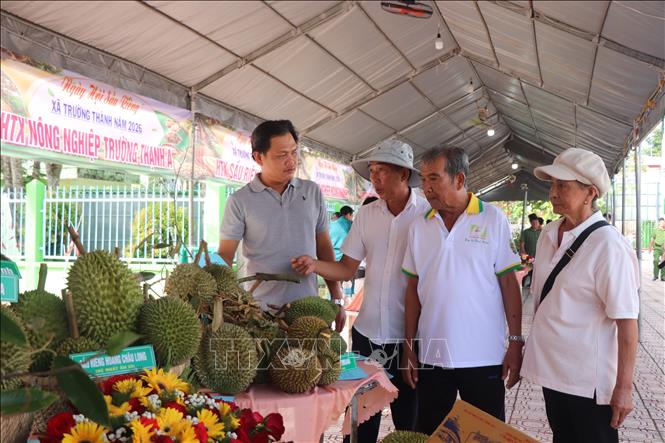Ngày hội sầu riêng Trường Thành quy tụ 36 gian hàng, bao gồm: gian hàng trái sầu riêng tươi; gian hàng ẩm thực chế biến từ sầu riêng; gian hàng tôn vinh sản phẩm OCOP và đặc sản phi nông nghiệp;… Ảnh: Thu Hiền – TTXVN