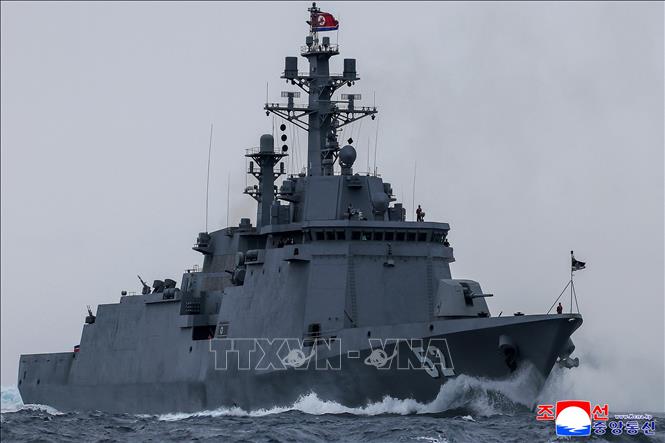Nhà lãnh đạo Triều Tiên Kim Jong Un thị sát cuộc thử nghiệm của tàu khu trục Kang Kon, ngày 4/6/2026. Ảnh: KCNA/TTXVN