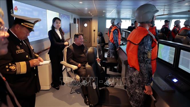 Nhà lãnh đạo Triều Tiên Kim Jong Un thị sát cuộc thử nghiệm tàu khu trục Kang Kon của hải quân, ngày 4/6/2026. Ảnh: Yonhap/TTXVN  
