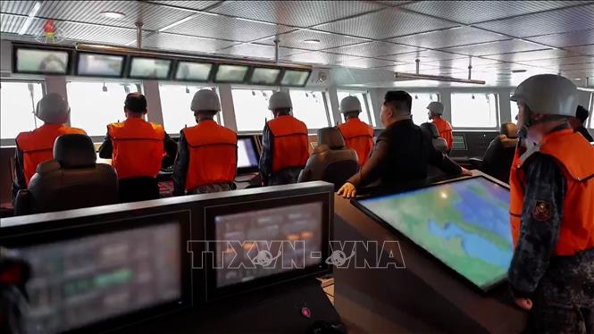 Nhà lãnh đạo Triều Tiên Kim Jong Un thị sát cuộc thử nghiệm tàu khu trục Kang Kon của hải quân, ngày 4/6/2026. Ảnh: Yonhap/TTXVN  