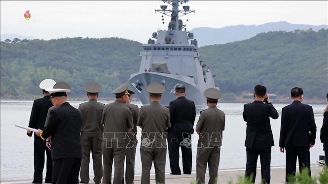 Nhà lãnh đạo Triều Tiên Kim Jong Un (thứ 4, phải) thị sát cuộc thử nghiệm tàu khu trục Kang Kon của hải quân, ngày 4/6/2026. Ảnh: Yonhap/TTXVN  