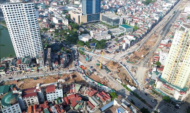 Cầu vượt tại nút giao Nguyễn Chí Thanh đang được nhà thầu đẩy nhanh tiến độ thi công. Ảnh: Quốc Khánh - TTXVN