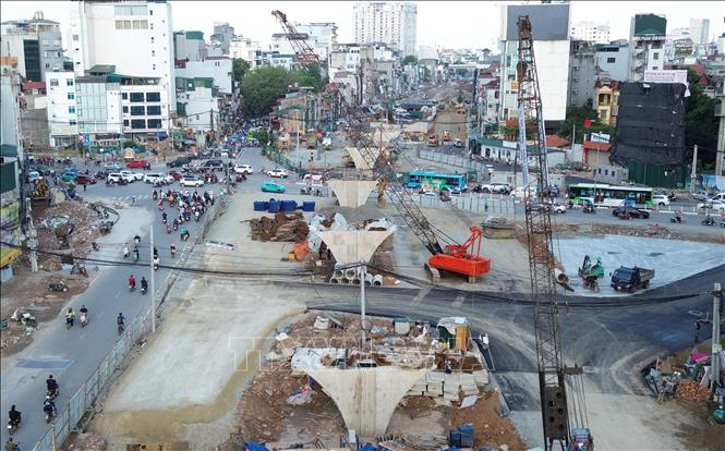 Đến đầu tháng 6/2026, nhà thầu đã hoàn thành việc thi công các trụ cầu vượt ở nút giao với đường Láng Hạ. Ảnh: Quốc Khánh - TTXVN