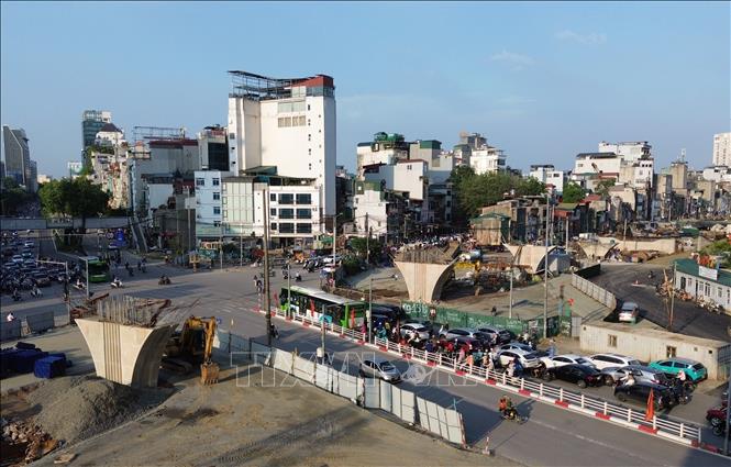 Đến đầu tháng 6/2026, nhà thầu đã hoàn thành việc thi công các trụ cầu vượt ở nút giao với đường Láng Hạ. Ảnh: Quốc Khánh - TTXVN