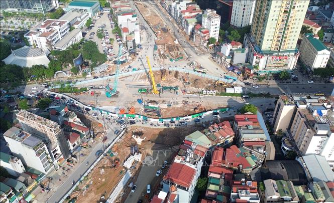 Những ngày đầu tháng 6, công trường dự án Vành đai 1 đoạn Hoàng Cầu - Voi Phục nhộn nhịp với nhiều mũi thi công đồng loạt tăng tốc, hướng tới mục tiêu hoàn thành các mốc tiến độ quan trọng. Ảnh: Quốc Khánh - TTXVN