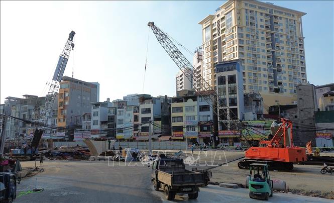 Nhiều trang thiết bị chuyên dụng được đưa đến dự án phục vụ thi công. Ảnh: Quốc Khánh - TTXVN