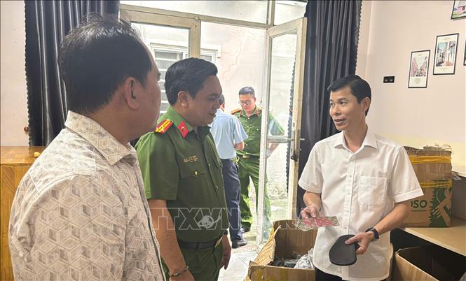 Đại tá Nguyễn Thanh Bình (áo sơ mi trắng), Phó Giám đốc Công an thành phố, trực tiếp có mặt chỉ đạo tại hiện trường địa điểm kinh doanh T.D Luxury. Ảnh: TTXVN phát