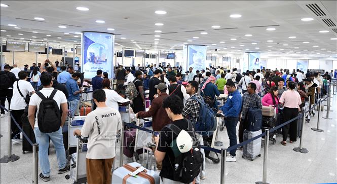 Hành khách làm thủ tục tại nhà ga số 1 sân bay quốc tế Kuwait ở tỉnh Farwaniya, ngày 1/6/2026. Ảnh: THX/TTXVN