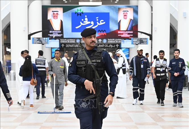 Nhân viên an ninh làm nhiệm vụ tại nhà ga số 1 sân bay quốc tế Kuwait ở tỉnh Farwaniya, ngày 1/6/2026. Ảnh: THX/TTXVN
