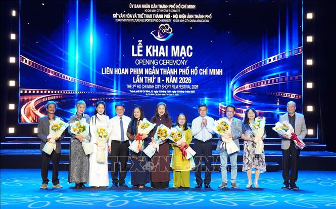 Ban Tổ chức tặng hoa và kỷ niệm chương cho Hội đồng nghệ thuật tại Liên hoan phim ngắn TP. Hồ Chí Minh lần thứ II năm 2026. Ảnh: Trung Tuyến - TTXVN