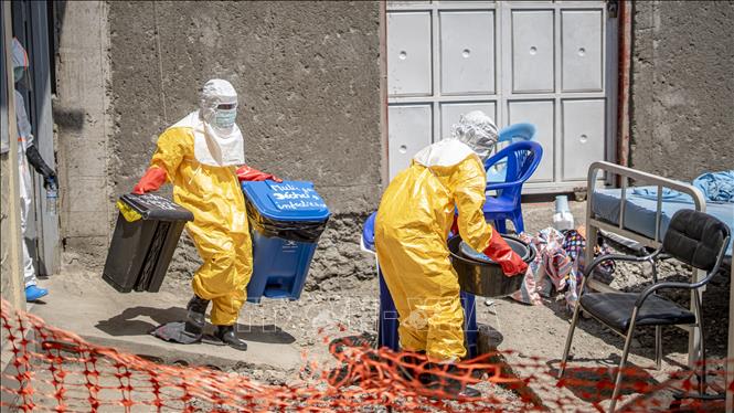 Nhân viên y tế tiến hành khử trùng tại trung tâm điều trị cho bệnh nhân Ebola, ở Goma, CHDC Congo, ngày 4/6/2026. Ảnh: THX/TTXVN
