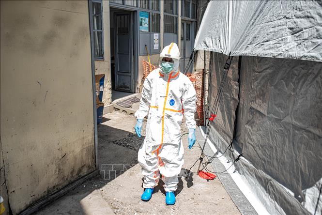 Nhân viên y tế tiến hành khử trùng tại trung tâm điều trị cho bệnh nhân Ebola, ở Goma, CHDC Congo, ngày 4/6/2026. Ảnh: THX/TTXVN