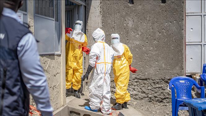 Nhân viên y tế tiến hành khử trùng tại trung tâm điều trị cho bệnh nhân Ebola, ở Goma, CHDC Congo, ngày 4/6/2026. Ảnh: THX/TTXVN