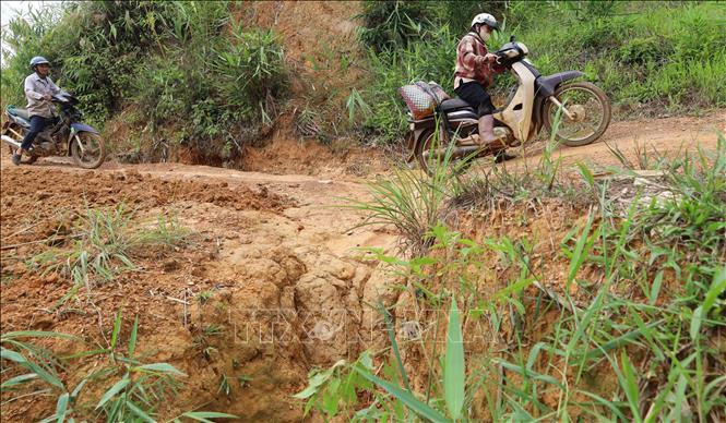 Trong lúc chờ các giải pháp lâu dài, việc người dân Sơn Phú tự nguyện góp công, góp của để sửa chữa tuyến đường đã thể hiện tinh thần đoàn kết, tương trợ và trách nhiệm với cộng đồng. Ảnh: Đậu Tất Thành – TTXVN.