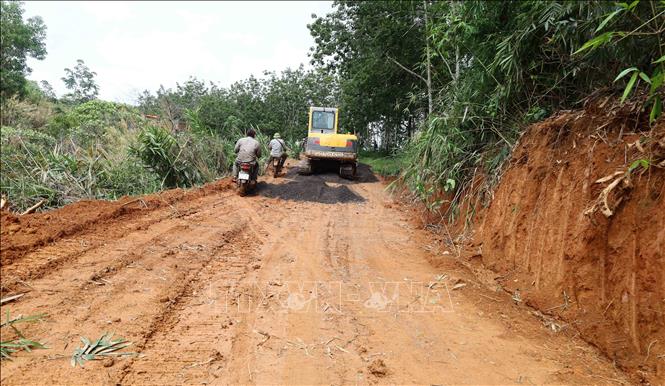 Người dân địa phương cho biết, khi trời nắng thì bà con còn tranh thủ đi, chứ mưa xuống là nhiều người dân phải ở nhà vì đường quá trơn trượt, lầy lội. Ảnh: Đậu Tất Thành – TTXVN.