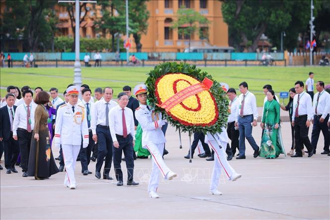 Đoàn đại biểu toàn quốc Hội Nông dân Việt Nam do Chủ tịch Ban Chấp hành Trung ương Hội Nông dân Việt Nam Lương Quốc Đoàn dẫn đầu vào Lăng viếng Chủ tịch Hồ Chí Minh. Ảnh: Hoàng Hiếu - TTXVN