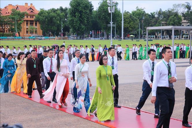 Các đại biểu vào Lăng viếng Chủ tịch Hồ Chí Minh. Ảnh: Hoàng Hiếu - TTXVN