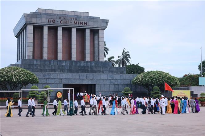 Các đại biểu vào Lăng viếng Chủ tịch Hồ Chí Minh. Ảnh: Hoàng Hiếu - TTXVN