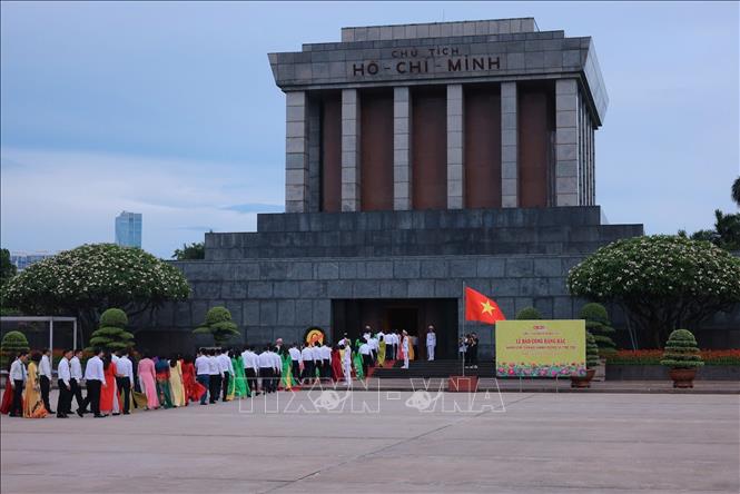 Các đại biểu vào Lăng viếng Chủ tịch Hồ Chí Minh. Ảnh: Hoàng Hiếu - TTXVN