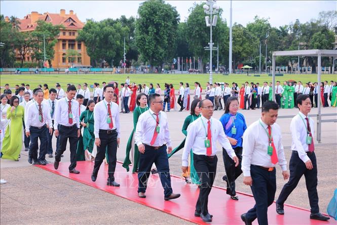 Các đại biểu vào Lăng viếng Chủ tịch Hồ Chí Minh. Ảnh: Hoàng Hiếu - TTXVN