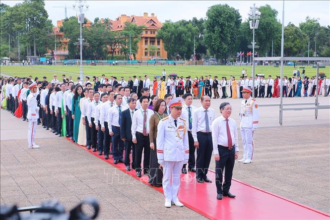 Đoàn đại biểu toàn quốc Hội Nông dân Việt Nam do Chủ tịch Ban Chấp hành Trung ương Hội Nông dân Việt Nam Lương Quốc Đoàn dẫn đầu vào Lăng viếng Chủ tịch Hồ Chí Minh. Ảnh: Hoàng Hiếu - TTXVN