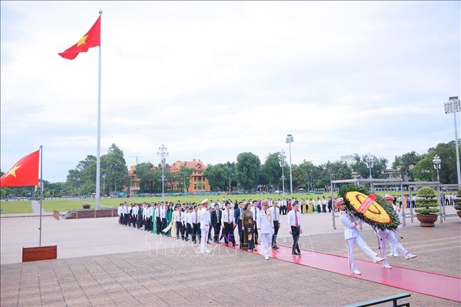Đoàn đại biểu toàn quốc Hội Nông dân Việt Nam do Chủ tịch Ban Chấp hành Trung ương Hội Nông dân Việt Nam Lương Quốc Đoàn dẫn đầu vào Lăng viếng Chủ tịch Hồ Chí Minh. Ảnh: Hoàng Hiếu - TTXVN