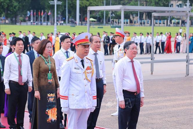 Đoàn đại biểu toàn quốc Hội Nông dân Việt Nam do Chủ tịch Ban Chấp hành Trung ương Hội Nông dân Việt Nam Lương Quốc Đoàn dẫn đầu vào Lăng viếng Chủ tịch Hồ Chí Minh. Ảnh: Hoàng Hiếu - TTXVN