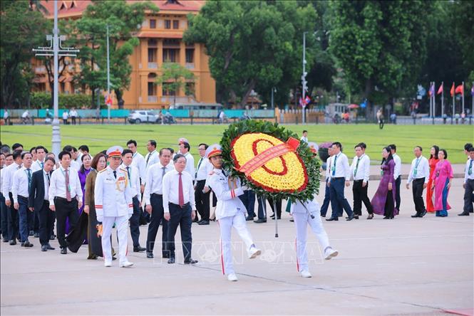 Đoàn đại biểu toàn quốc Hội Nông dân Việt Nam do Chủ tịch Ban Chấp hành Trung ương Hội Nông dân Việt Nam Lương Quốc Đoàn dẫn đầu vào Lăng viếng Chủ tịch Hồ Chí Minh. Ảnh: Hoàng Hiếu - TTXVN