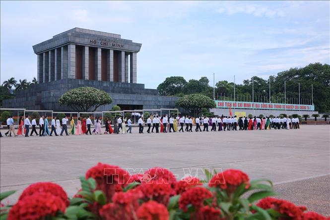Các đại biểu vào Lăng viếng Chủ tịch Hồ Chí Minh. Ảnh: Hoàng Hiếu - TTXVN