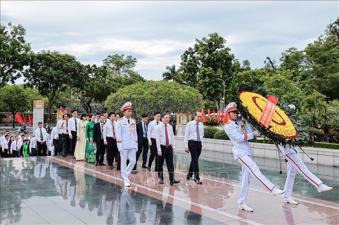 Đoàn đại biểu Hội Nông dân Việt Nam do Chủ tịch Ban Chấp hành Trung ương Hội Nông dân Việt Nam Lương Quốc Đoàn dẫn đầu đặt vòng hoa, dâng hương tại Đài tưởng niệm các Anh hùng liệt sĩ trên đường Bắc Sơn, Hà Nội. Ảnh: Lê Đông - TTXVN