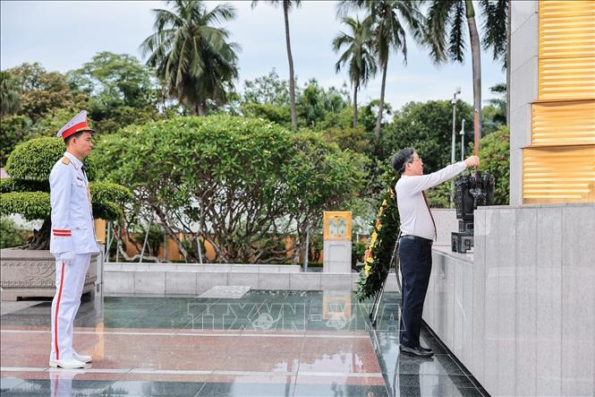 Chủ tịch Ban Chấp hành Trung ương Hội Nông dân Việt Nam Lương Quốc Đoàn đặt vòng hoa, dâng hương tại Đài tưởng niệm các Anh hùng liệt sĩ trên đường Bắc Sơn, Hà Nội. Ảnh: Lê Đông - TTXVN