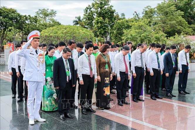 Đoàn đại biểu Hội Nông dân Việt Nam tưởng niệm các Anh hùng liệt sĩ. Ảnh: Lê Đông - TTXVN