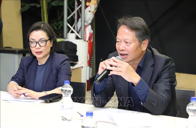 Ông Lê Thanh Nam, Giám đốc Công ty Kim Phi GmbH, chia sẻ những tâm huyết xây dựng mái nhà chung cho cộng đồng người Việt tại NRW. Ảnh: Thu Hằng - Phóng viên TTXVN tại Đức

