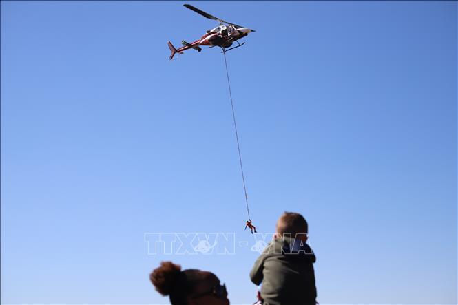 Kỹ năng cứu hộ trên không điêu luyện được đội ngũ Rocket thể hiện tại sự kiện. Ảnh: Hồng Minh - PV TTXVN tại Nam Phi