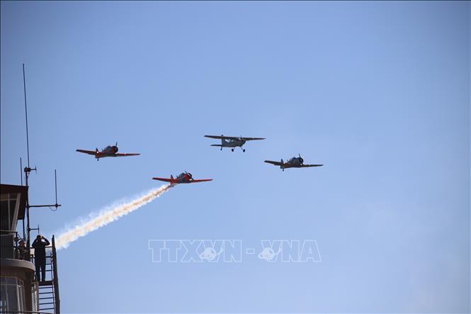 Đội hình kết hợp máy bay bao gồm các dòng North American Harvard huyền thoại và các phi cơ hạng nhẹ – thực hiện màn bay trình diễn đồng bộ trên bầu trời căn cứ không quân Swartkop. Ảnh: Hồng Minh - PV TTXVN tại Nam Phi