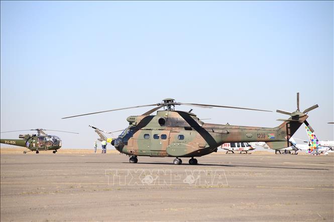 Bộ đôi trực thăng biểu tượng Oryx và Alouette III xuất hiện trên đường băng căn cứ Swartkop, sẵn sàng cho các bài bay biểu diễn kỹ thuật và trưng bày tại sự kiện. Ảnh: Hồng Minh - PV TTXVN tại Nam Phi